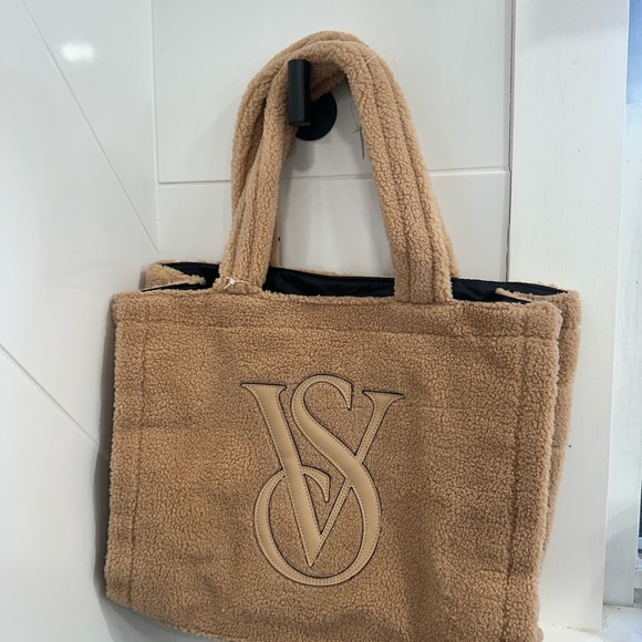 VICTORIA’s SECRET NWT sherpa tote - Picture 7 of 10